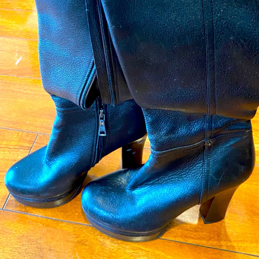 Prada leather 4.5 inches heels ends right below the knee